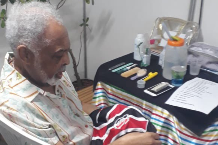 Gilberto Gil ganha camisa do Santa Cruz de presente na abertura do carnaval do Recife